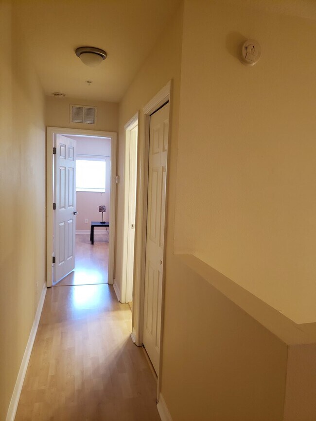 Building Photo - Lakeside Village Townhouse 2 Bedroom  2.5 Bath Available for Short-Term Rental