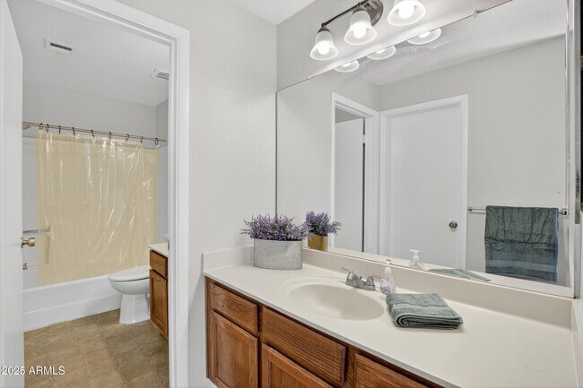 Building Photo - 930 N Mesa Dr