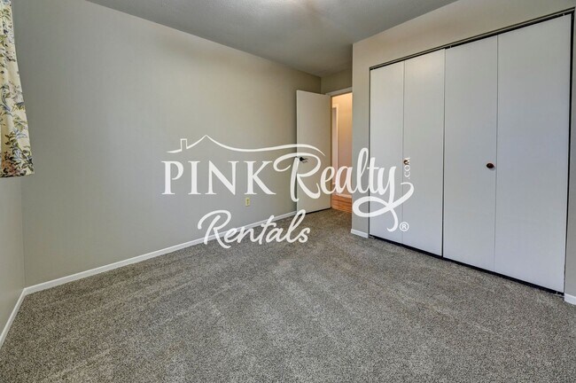 Building Photo - Nice 4 Bedroom Close to Peterson AFB and S...