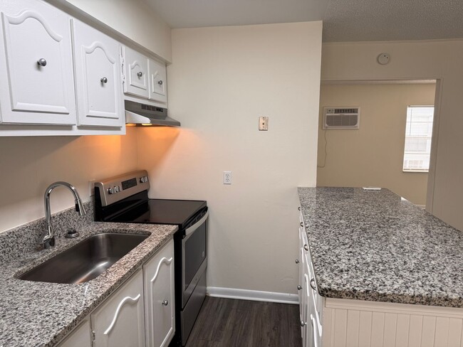 Building Photo - Updated One Bedroom, One Bath Apartment in...