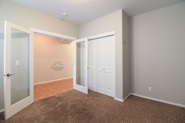 Building Photo - 727 Pinnacle Dr