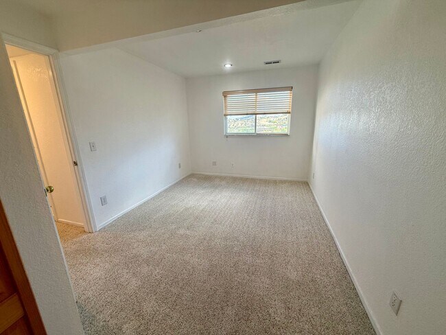 Building Photo - 537 Canyon View Dr