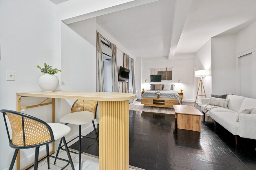 Building Photo - 132 E 45th St