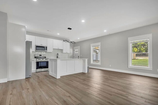 Building Photo - 307 W Kenwood Dr