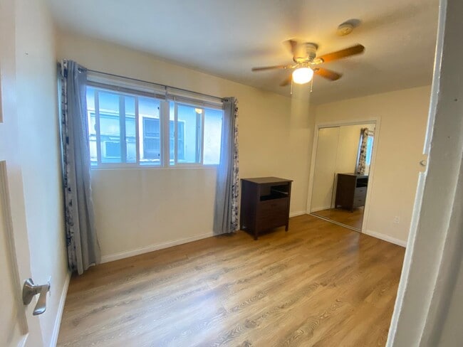 Building Photo - Great Location in Pacific Beach! Private l...