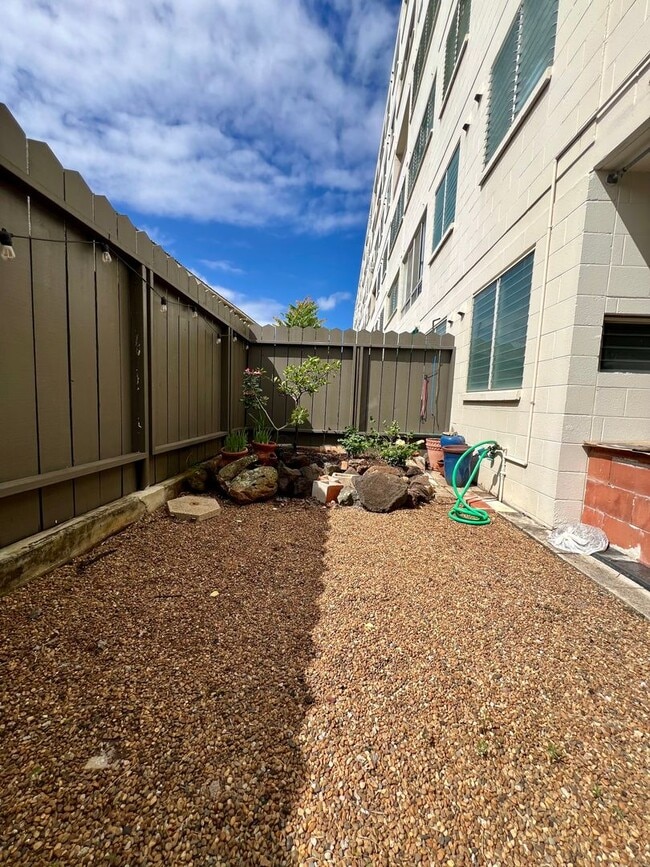 Building Photo - Charming 1/1/1 Ground Floor Unit with Lanai & Yard