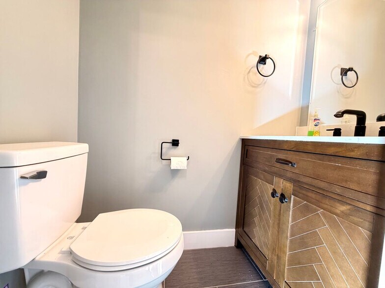 Building Photo - 531 N Betty Jo Dr