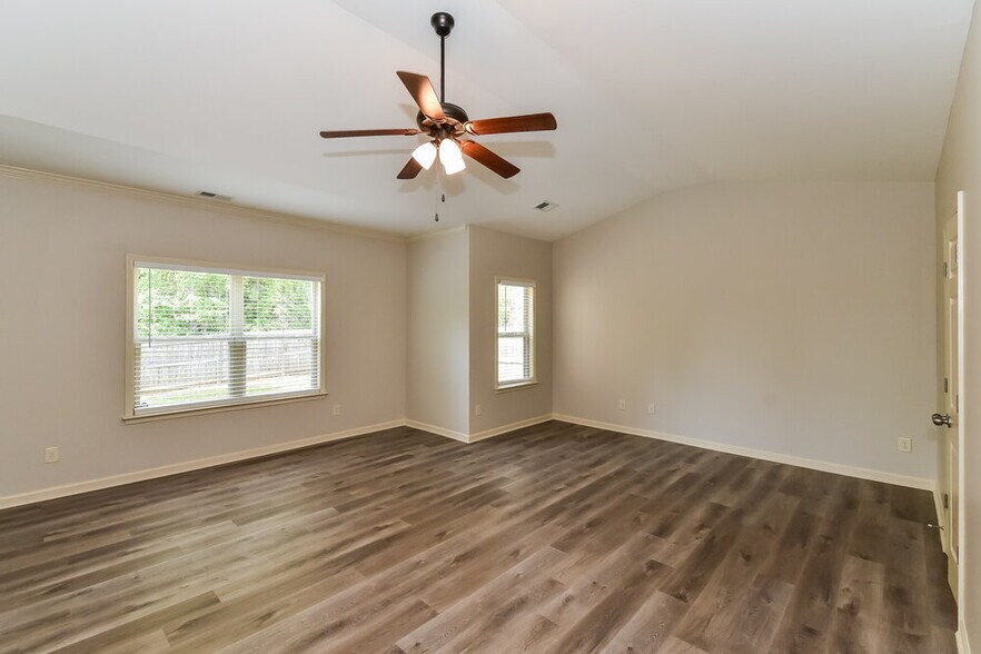 Building Photo - 1000 Cureton Dr
