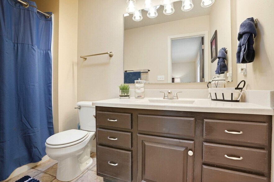 Building Photo - 235 Lockmoor Ave