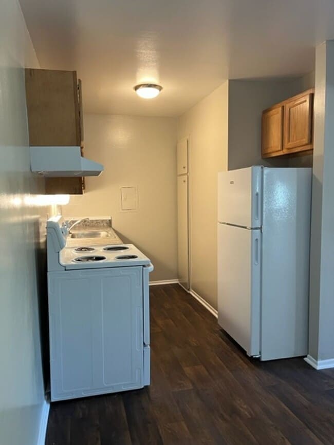 Building Photo - Charming 2 bedroom/1 bathroom apartment ne...