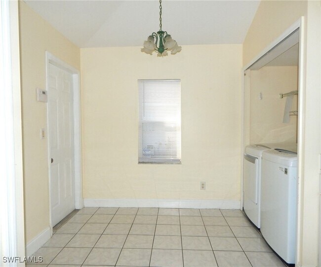 Building Photo - 424 SW 38th Pl