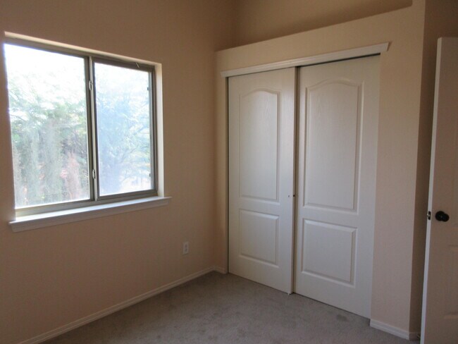 Building Photo - 14310 Island Point Dr