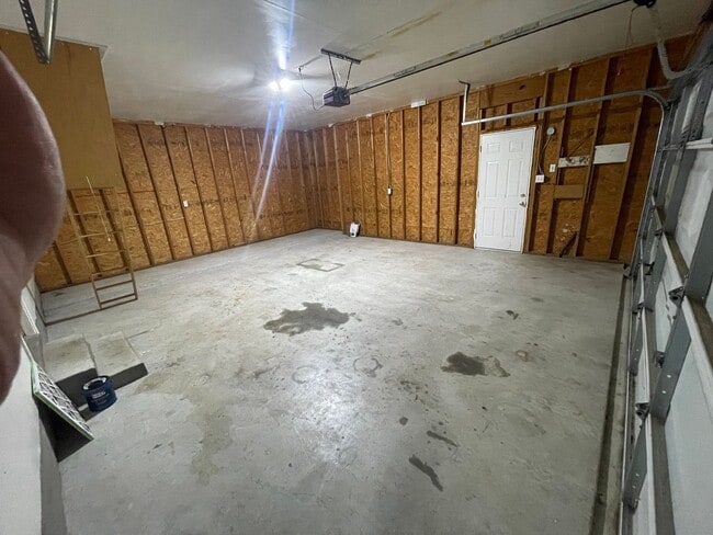 Building Photo - NEW ON MARKET