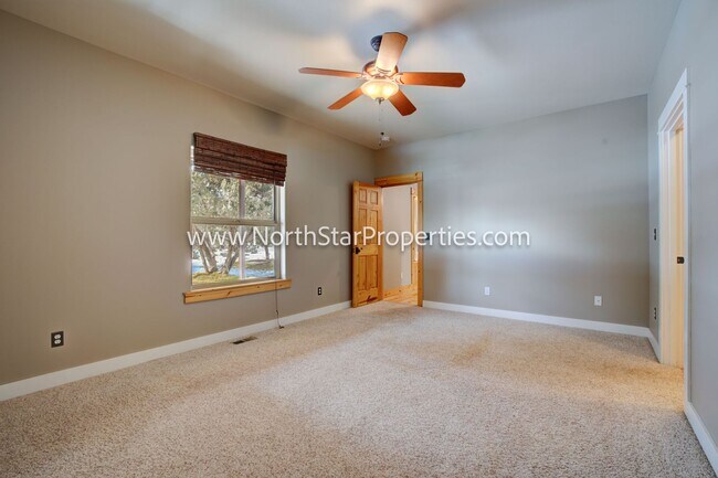Building Photo - Beautiful Home On 10 Acres. Horse property
