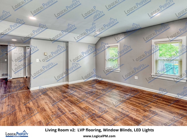 Building Photo - 2/1 Duplex w/ New LVP,Lrg Fncd Yrd,AC,Prch...