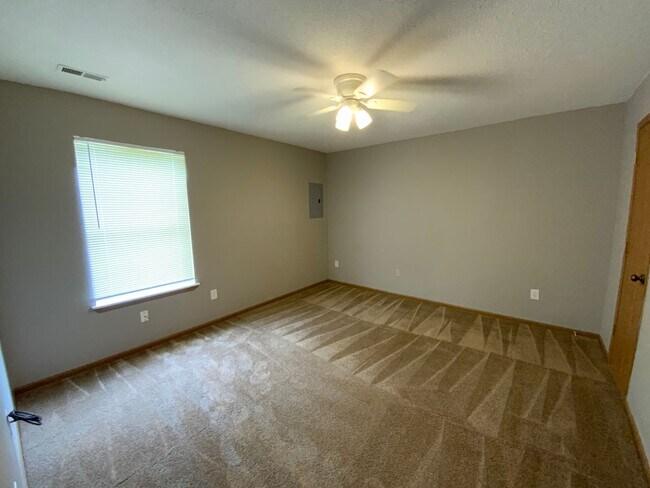 Building Photo - 3566-3568 Prescott Dr