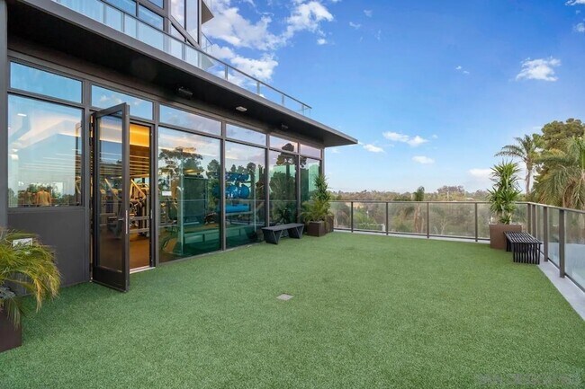 Building Photo - 525 Olive St