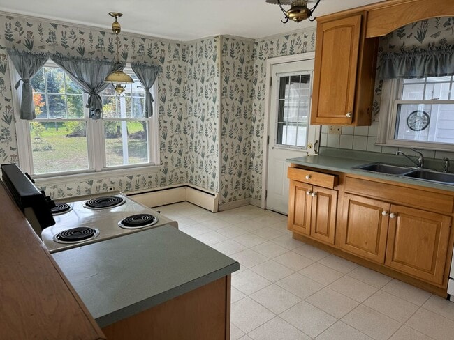 Building Photo - 5 Bedroom 2 Bathroom Home in Idyllic Neighborhood (CURRENTLY UNDER CONTRACT)