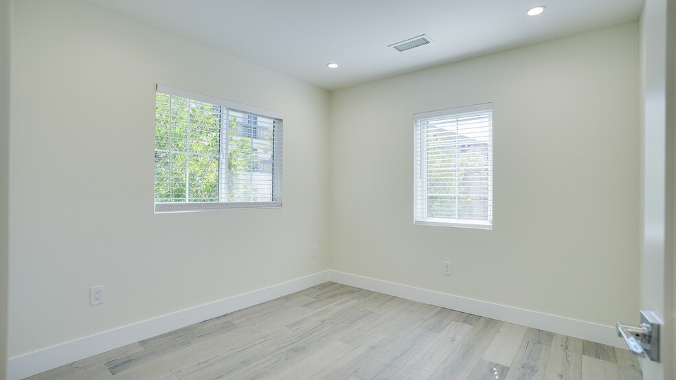 Building Photo - 3938 S Victoria Ave