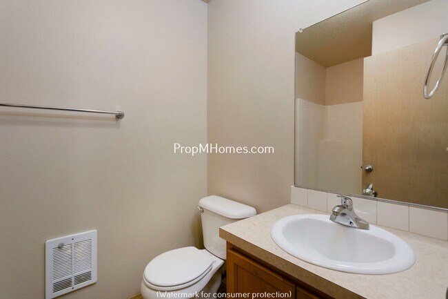 Building Photo - Comfortable 3-Story Townhome in Powellhurs...