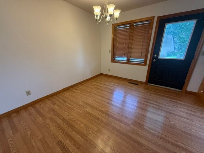 Building Photo - 3202 Chatham Dr