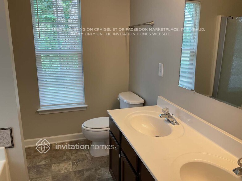 Building Photo - 3407 E Fairmeadow Dr