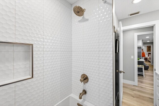 Building Photo - 1412 Gladys Cir