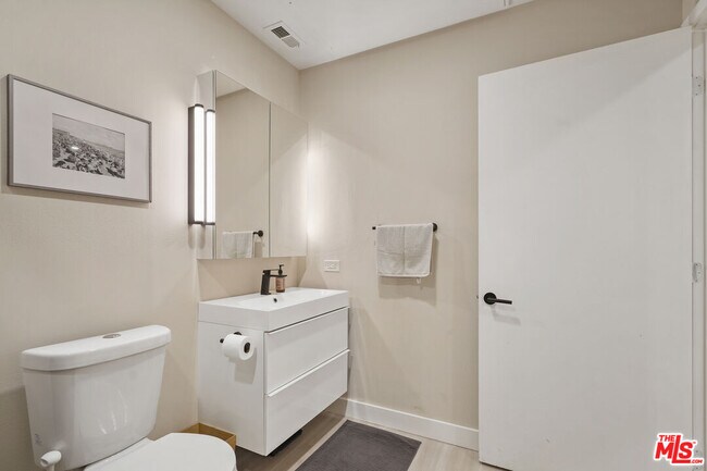 Building Photo - 630 W 6th St