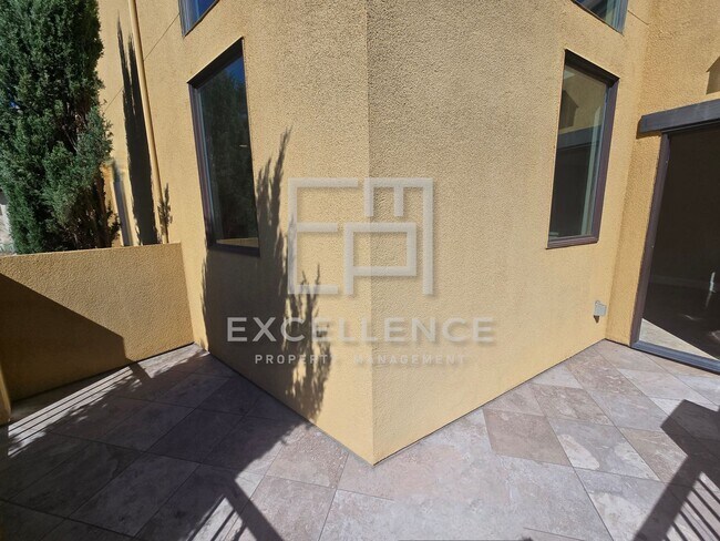 Building Photo - 3/3.5 Townhouse with 2 Car Garage, 2 Maste...