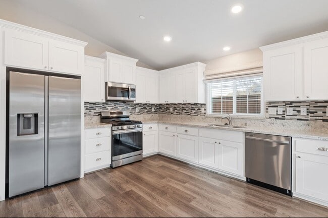 Building Photo - **Welcome Home to Your Dream Residence in Roseville!**