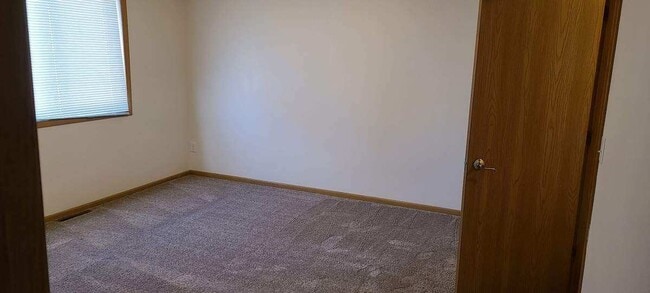 Building Photo - 4262 Estate Dr S