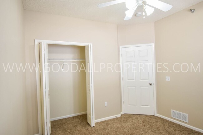 Building Photo - Short Term Lease Available ! 2 Bedroom 2 B...
