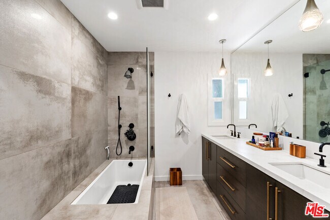 Building Photo - 502 N Sweetzer Ave