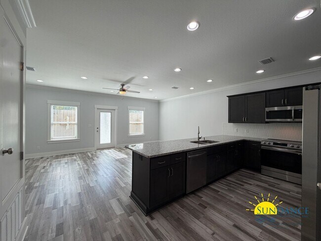 Building Photo - Gorgeous 2 Story 4 Bedrooms Townhome in Fort Walton Beach!