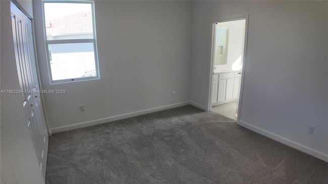 Building Photo - 830 SE grovebush Ln