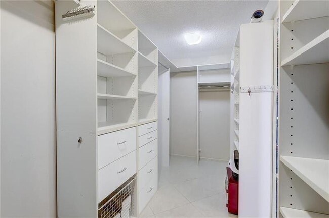 Building Photo - 3200 Port Royale Dr N
