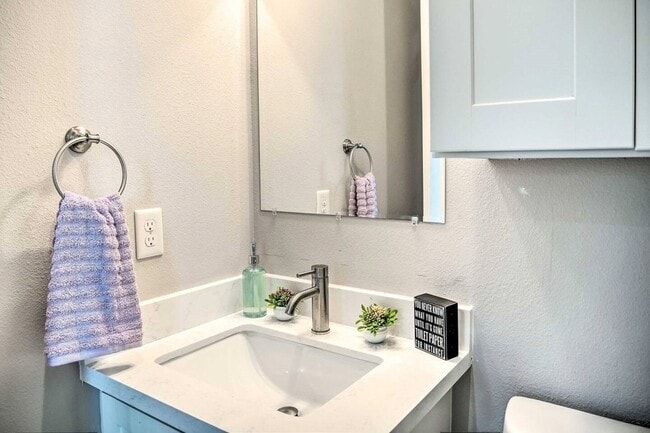 Building Photo - 6403 Bowling Green St