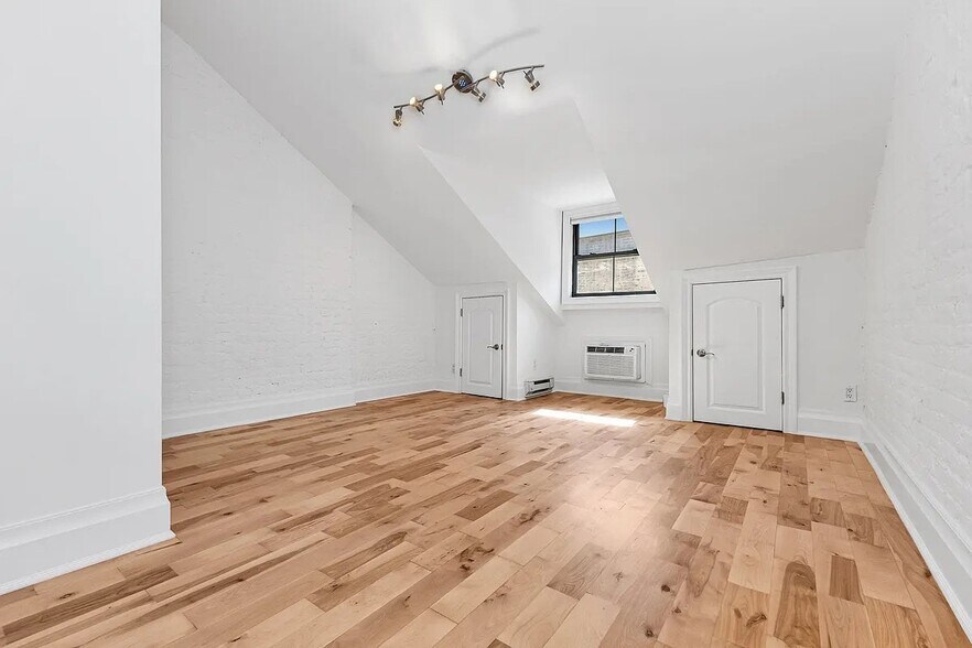 Building Photo - 404 W 22nd St