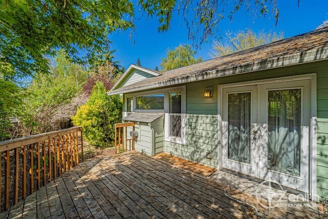 Building Photo - 2819 NE 54th St