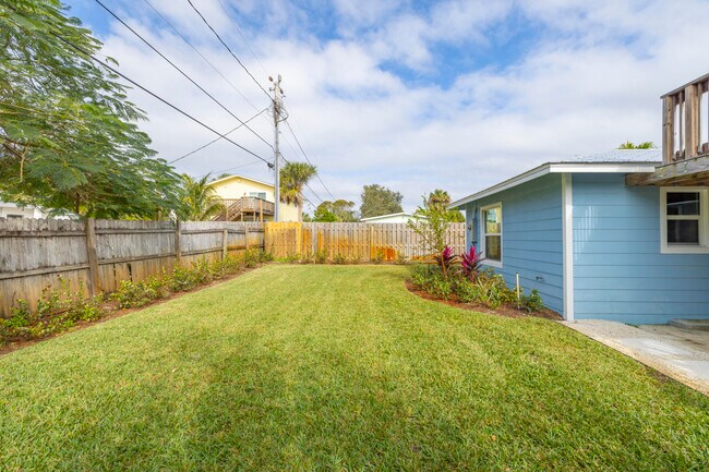 Building Photo - 1036 NE Wright Ave