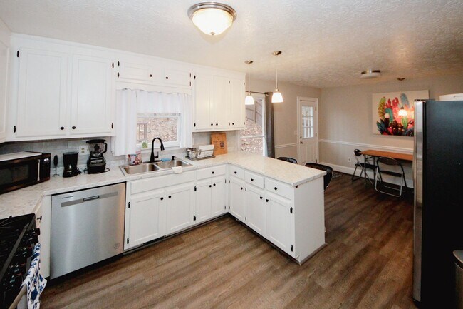 Building Photo - 1424 Shadowbrook Dr