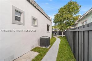 Building Photo - 215 SW 32nd Court Rd