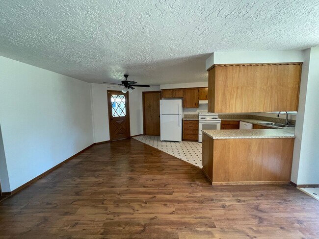 Building Photo - 3 Bedroom 2 Bath Single Family House