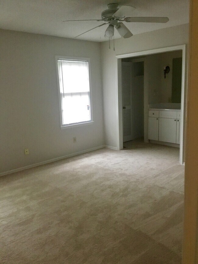 Building Photo - S815