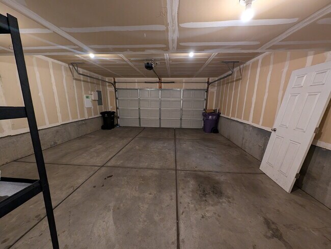 Building Photo - Great Lowry Townhome!