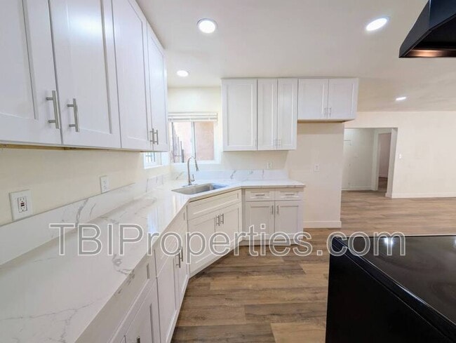 Building Photo - 936 Bradley St