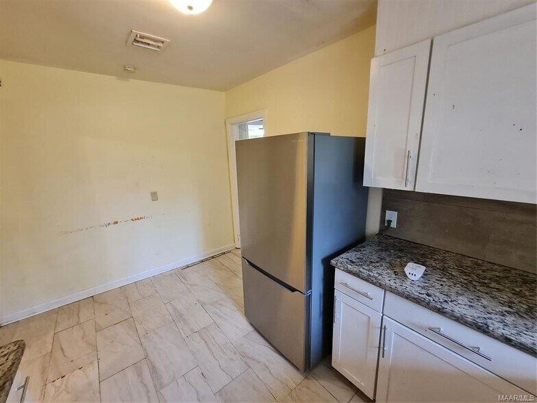 Building Photo - 1220 Lynwood Dr