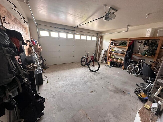 Building Photo - 3 Bedroom & 2 Bath Home with 2 Car Garage....