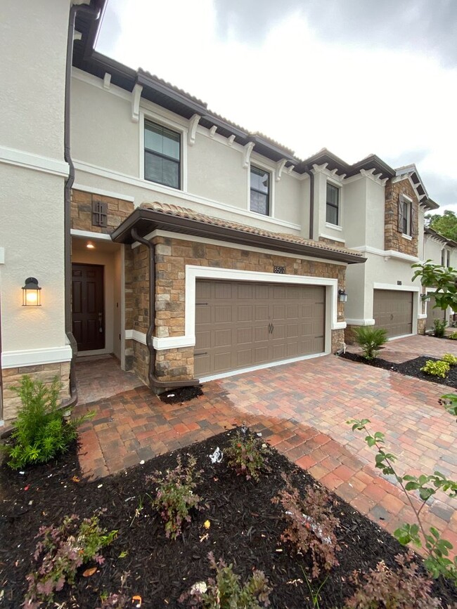 Building Photo - 3 BED 2.5 BATH TOWNHOME IN THE VISTAS AT C...