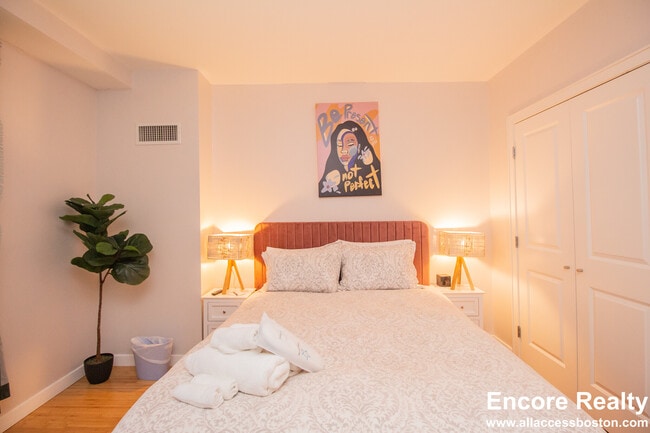 Building Photo - 16 Miner St